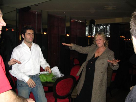 Julian Dagorno avec Charlotte de Turckheim fête de dernière au théâtre des bouffes parisiens